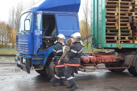 sortie d'une victime  d'un  camion  en feu